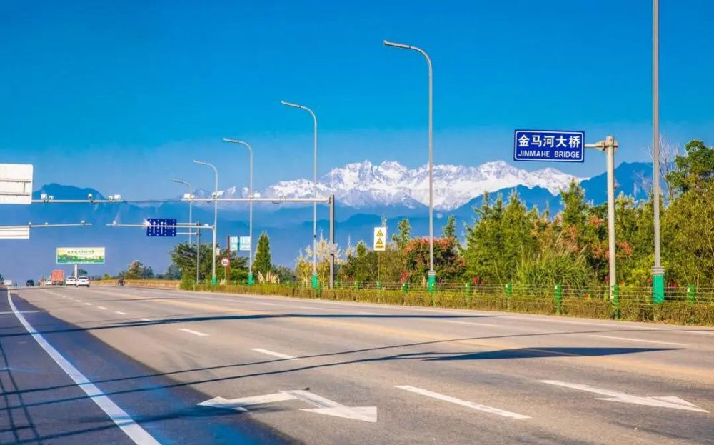 早起推窗，蓝天之下，城市和雪山同框，高楼与金顶共辉。图@郑朝根