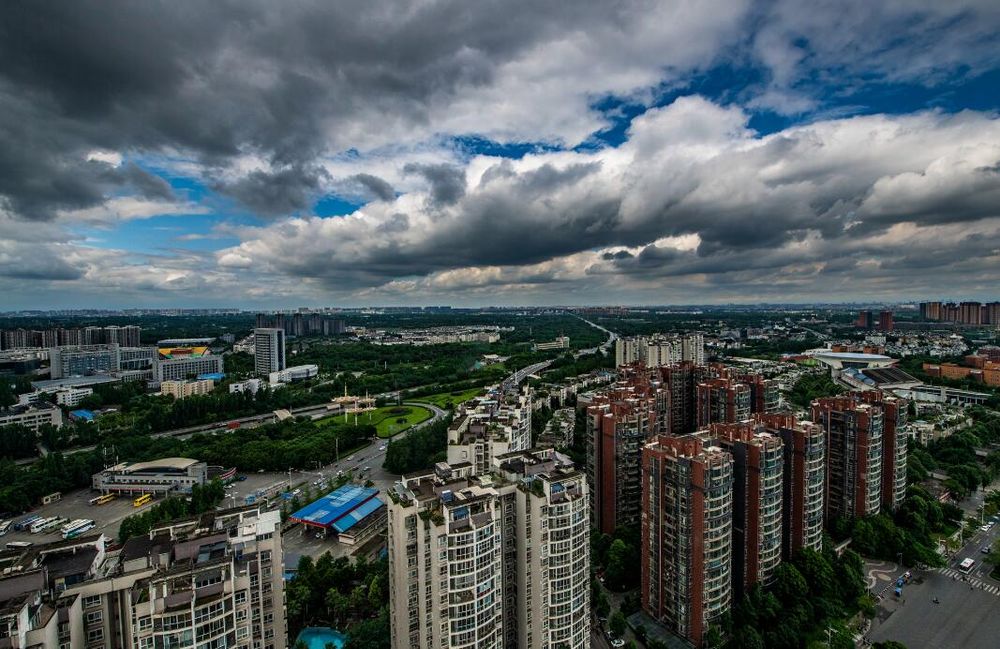 乌云压境，显露出了自然的壮美。图据夏国良。