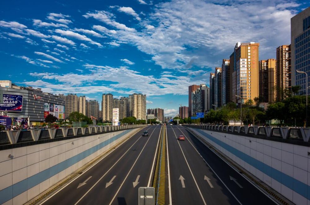 这就是天蓝地绿亲水之城。图据向实。