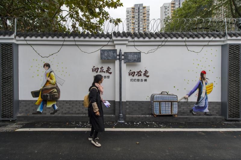 向左成都向右温江，老车站通过这种浪漫主义的方式复活了。