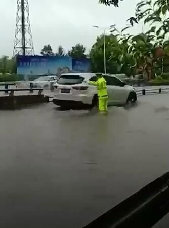 就算大雨让这座城市“颠倒”，我会给你怀抱