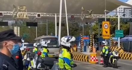 警车开道！护送温江最美“逆行者”凯旋~
