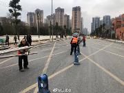 校门外增设隔离护栏 保障师生出行安全