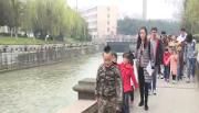 大手牵小手 巡河道 测水质