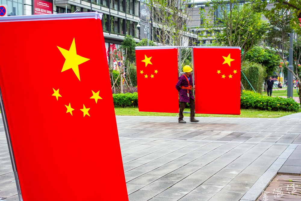 五星红旗迎风飘，温江处处中国红。图@夏国良