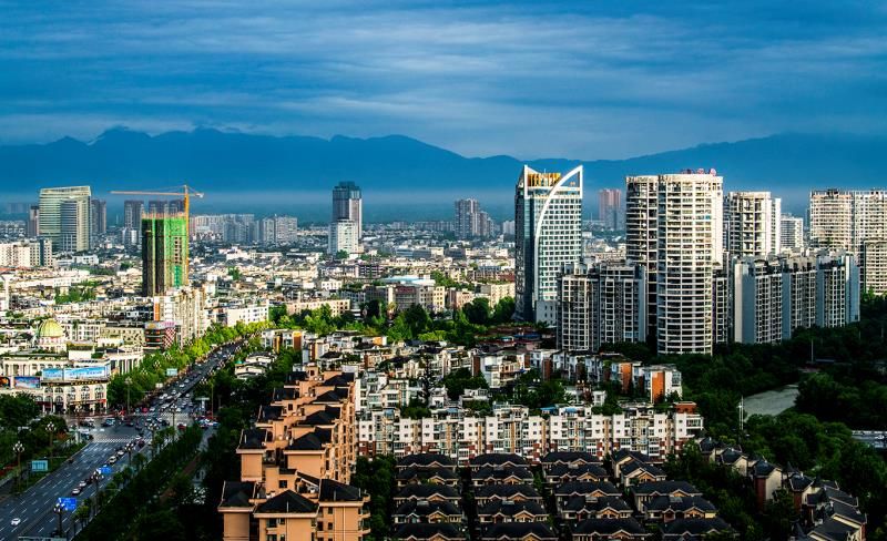 温江，既可享城市的繁华，也可赏丛山的美景。图据夏国良。