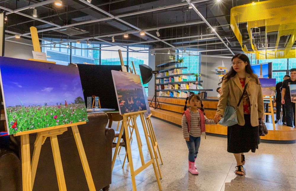 《雪山下的公园城市》摄影展在温江新尚天地•尚街西见书集开幕，此次摄影展持续到10月9日。图@陈加礼