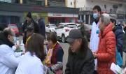 区卫计局开展“暖冬行 爱传递”健康进社区义诊活动