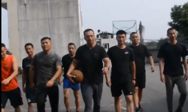 挑战全网#变装 #中秋 你们耍好了吗？反正我们一直在一线