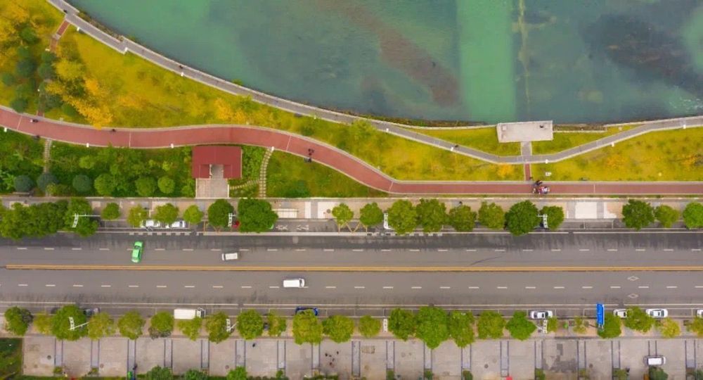 “花想江安”园艺文化公园以花为主题，伴江安河顺势而行，五感花园、花道、花树、花林花景镶嵌绿道之中。