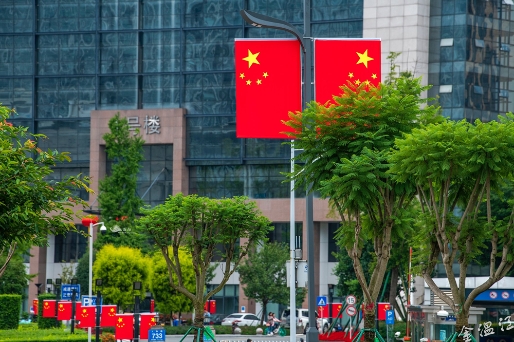 随着国庆脚步的临近，一面面迎风招展的国旗，扮靓了温江的大街小巷，映红了整个街区。快看！温江，红了！图@夏国良