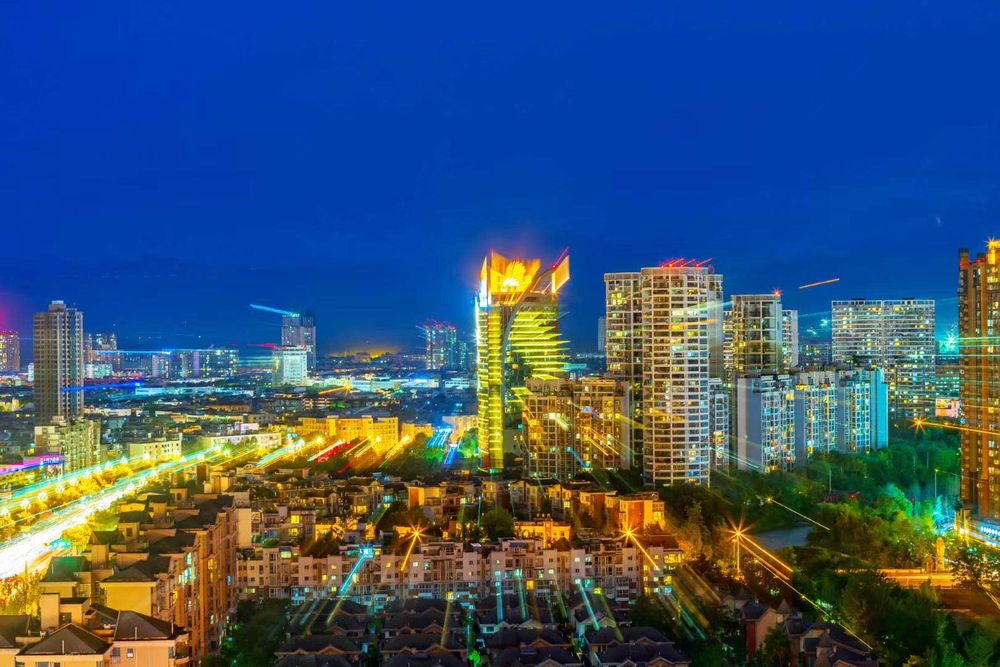 近年来，温江首店经济加速发展，大牌首店百花齐放。同时，温江“夜经济”也被点亮了...图@张志强