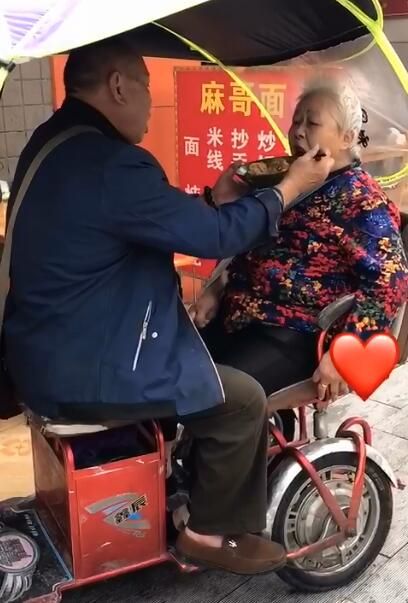 你养我长大，我陪你到老，6年来，只要天气好，罗大爷就带着自己行动不便的母亲到处转转
