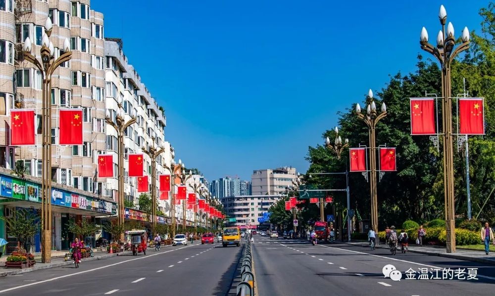街区门店悬挂红旗，用热情服务喜迎八方宾客，共祝祖国欣欣向荣。图片@夏国良