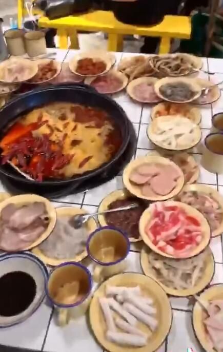 #跟我打卡最红地标 60样菜 你猜！好！多！钱！？