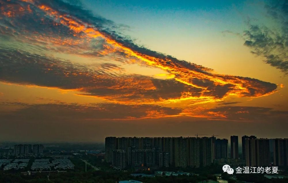 艳阳高照的晴天，云天魔幻。@夏国良。