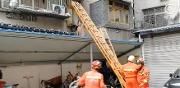 84岁婆婆不慎掉落雨棚上，温江消防及时救援