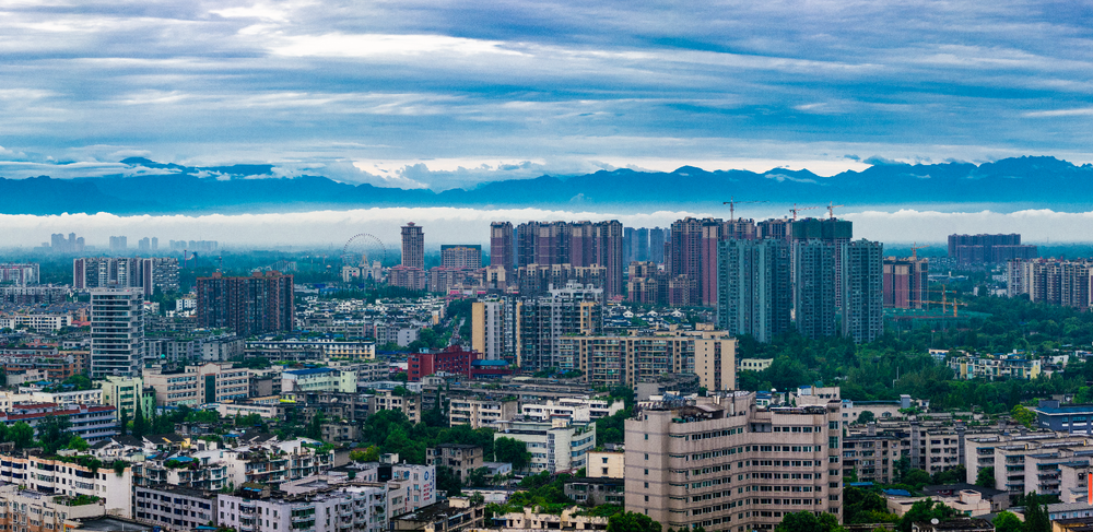 厚重的云层，若隐若现的山峦，有一种生活叫温江。图据向实。