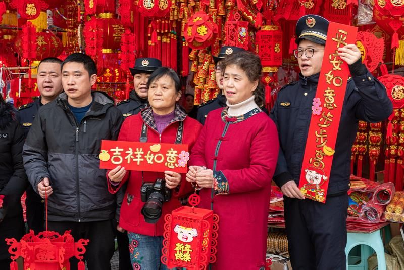 看他们合照的架势，感觉是在拍贺年短片了。图据向实。