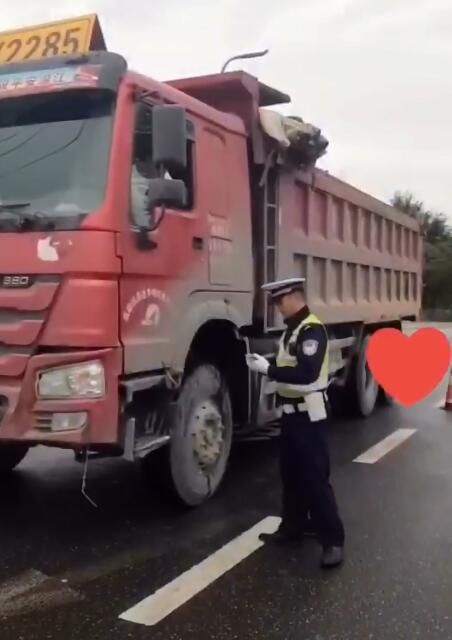 他们也有家人！需要他们“保驾护航”...谢谢你们，辛苦了