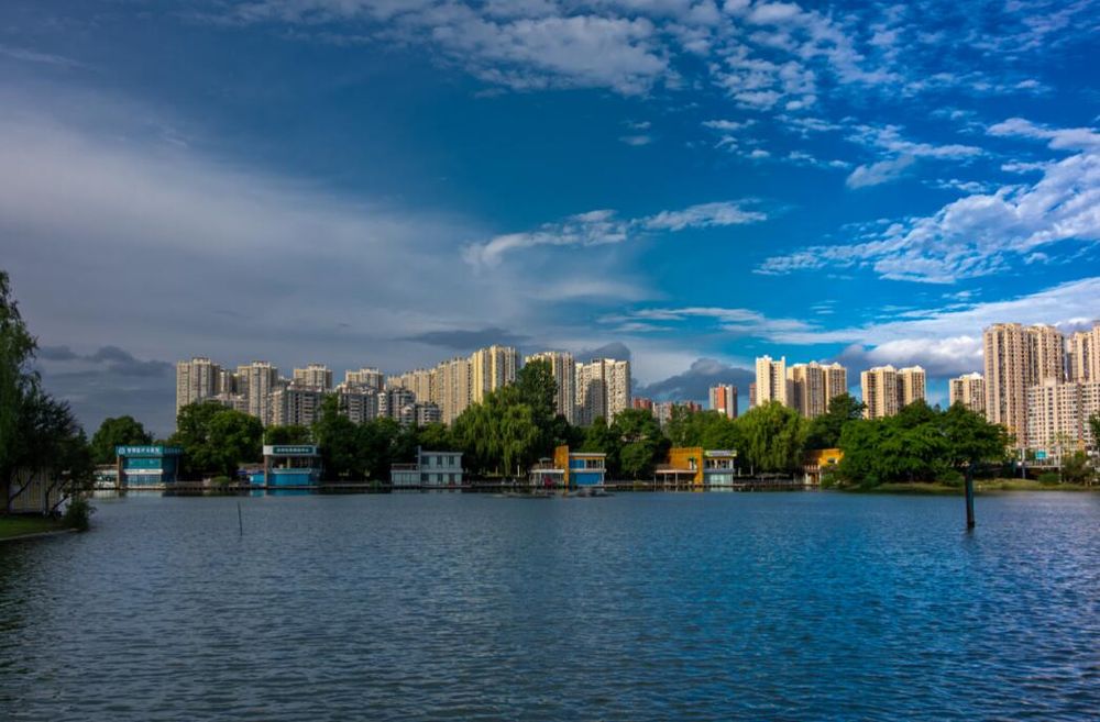 天蓝......图据向实。