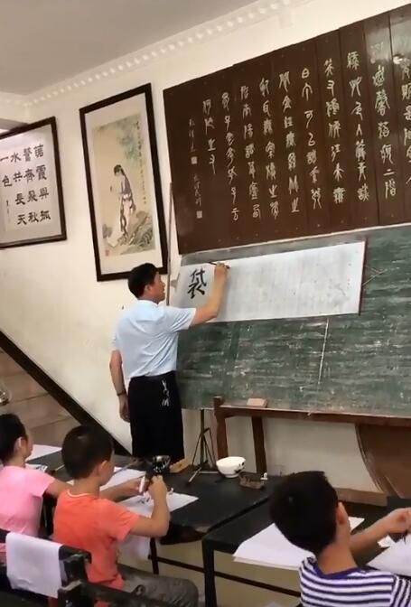 温江这位老人在家教书法不！要！钱！12年义务教了1300多名孩子，心佩他！