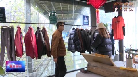 这个藏族小伙把藏装做成了潮服