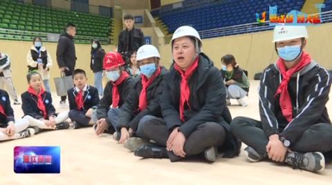 学生代表走进成都大运会温江赛区场馆，向建设者致敬！