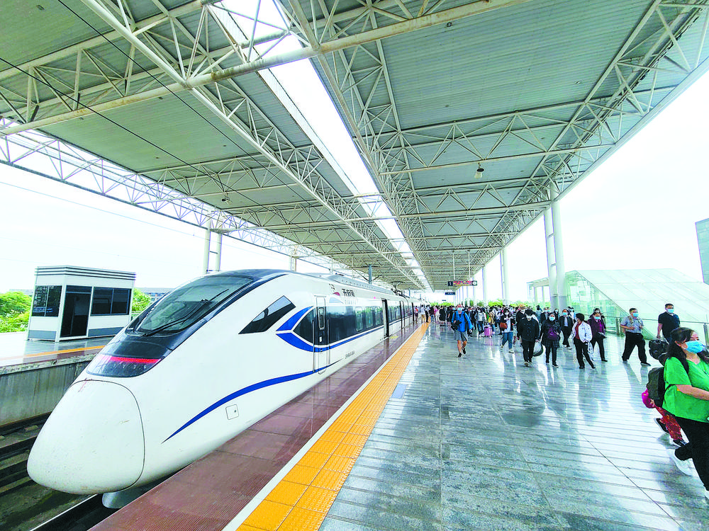 上班族的幸福：乘着快铁往返 就像坐地铁一样方便