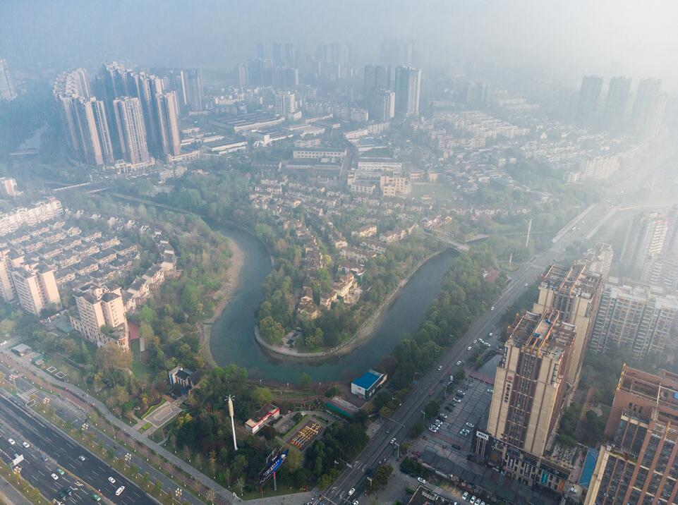 云烟缭绕的温江。图by向实。
