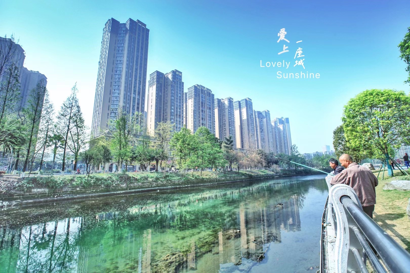 碧蓝的河水，映衬着蓝天。图by阳光