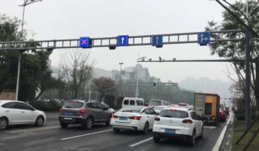 温江首条“潮汐车道”上线！将有效引导车流，缓解高峰堵车