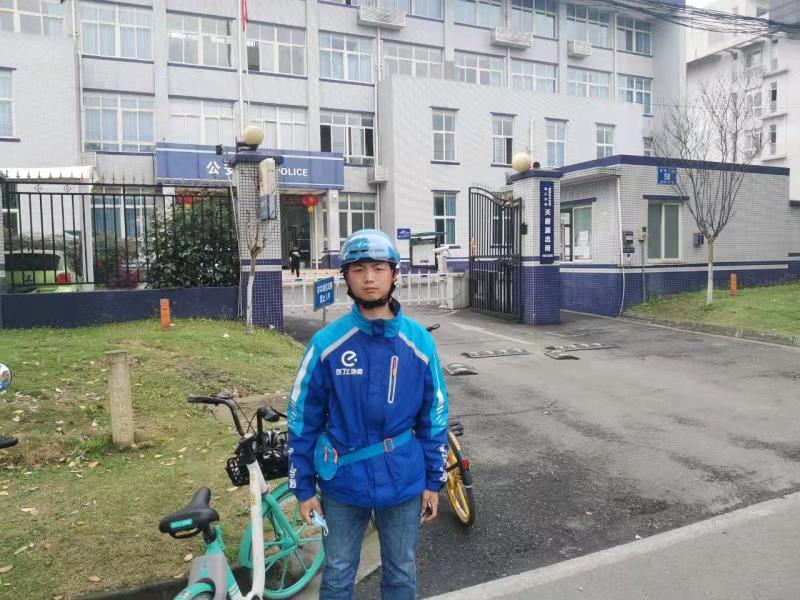 暖心！温江外卖小哥遇见走失老人 放弃接单挣钱陪护其寻家人