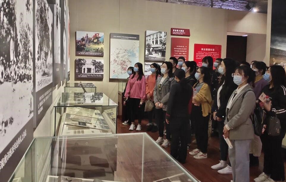 温江青年干部走进建川博物馆开展党史学习教育