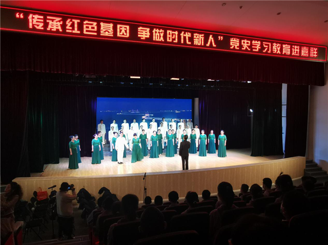 话剧《忠诚·红色恋人》走进校园