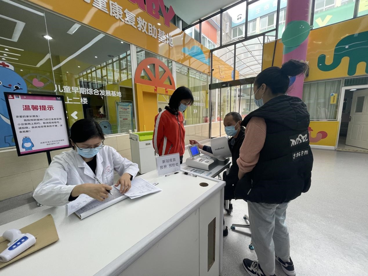 接种新冠疫苗：保护自己  保护他人