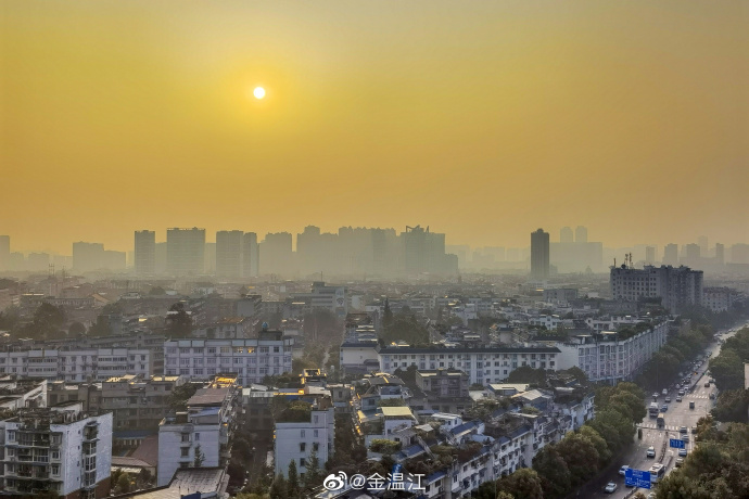 4月12日，成都温江，初升的太阳和忙碌的周一同时到来。图by郭鉴