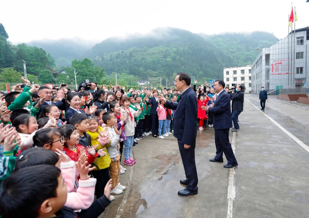 李克强在四川考察：​推动改革开放 增强创新动力 稳固经济向好基础 着力保障基本民生