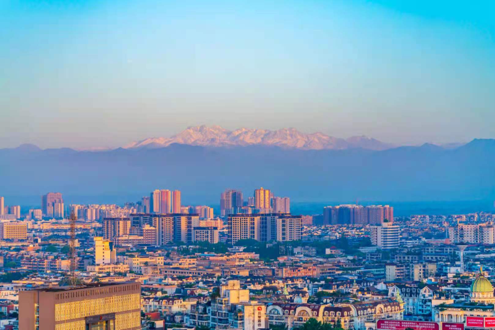 今日的温江，晴空万里。图据张志强。
