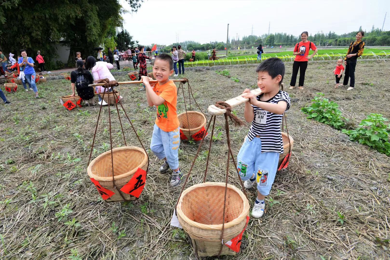 孩子们既玩得开心，又学习了农耕知识。图据梁波