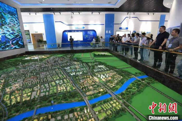 海外华文媒体走进成都温江 感受大健康产业发展“脉搏”