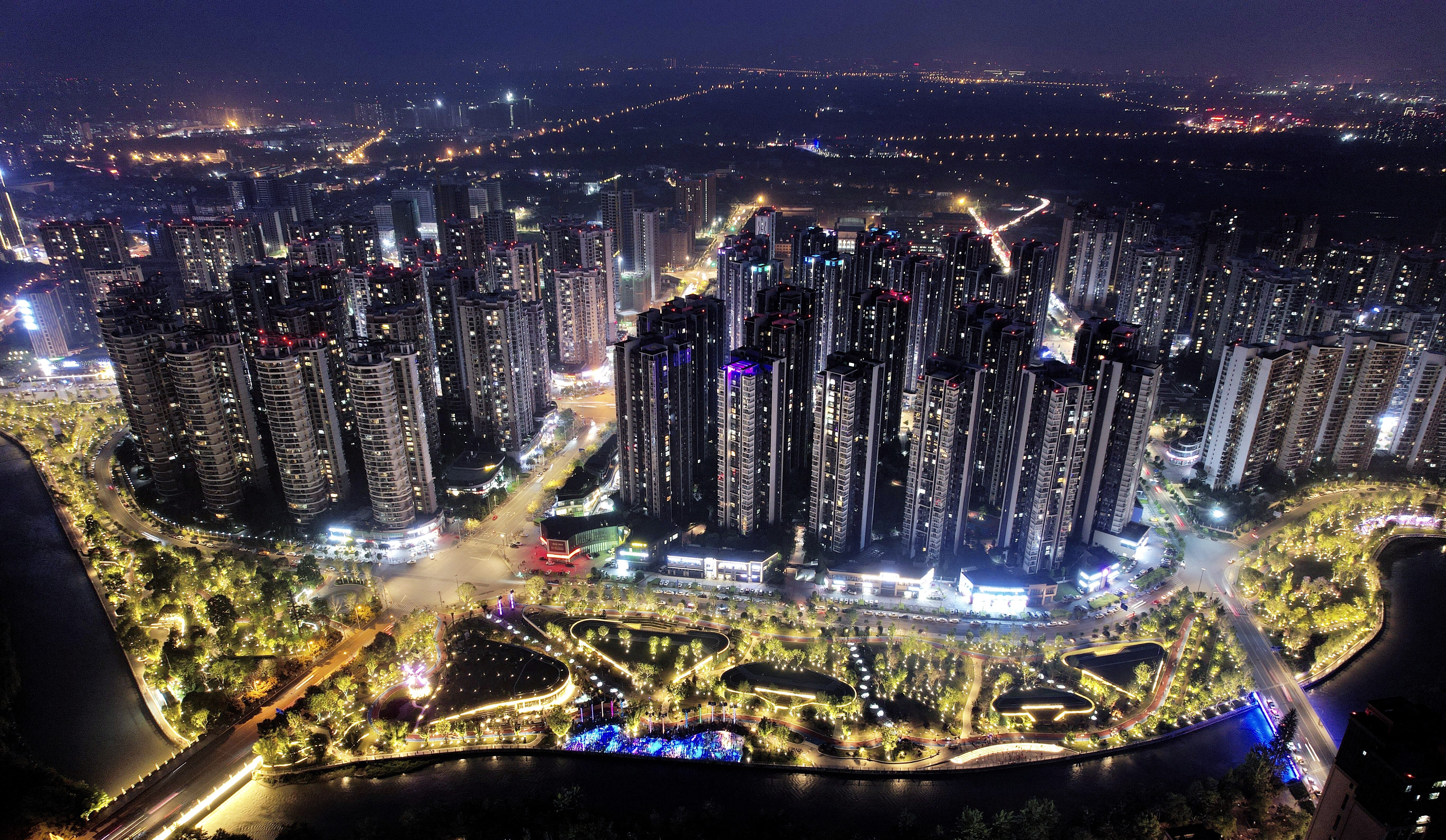 温江的夜景，灯光璀璨，繁华又美丽。图据老王。