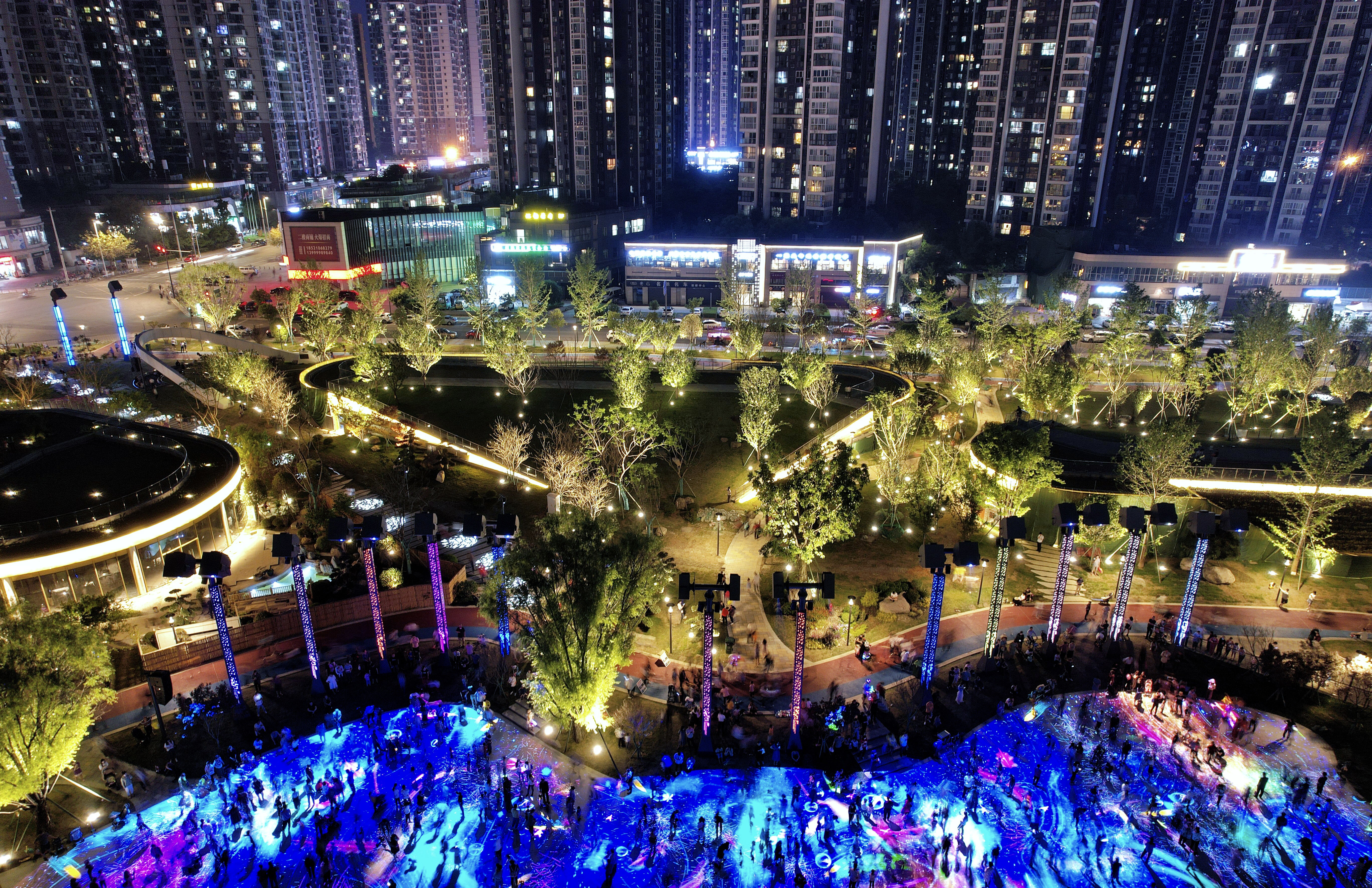 一抹蓝色为夜晚的公园更添活力。图据老王。