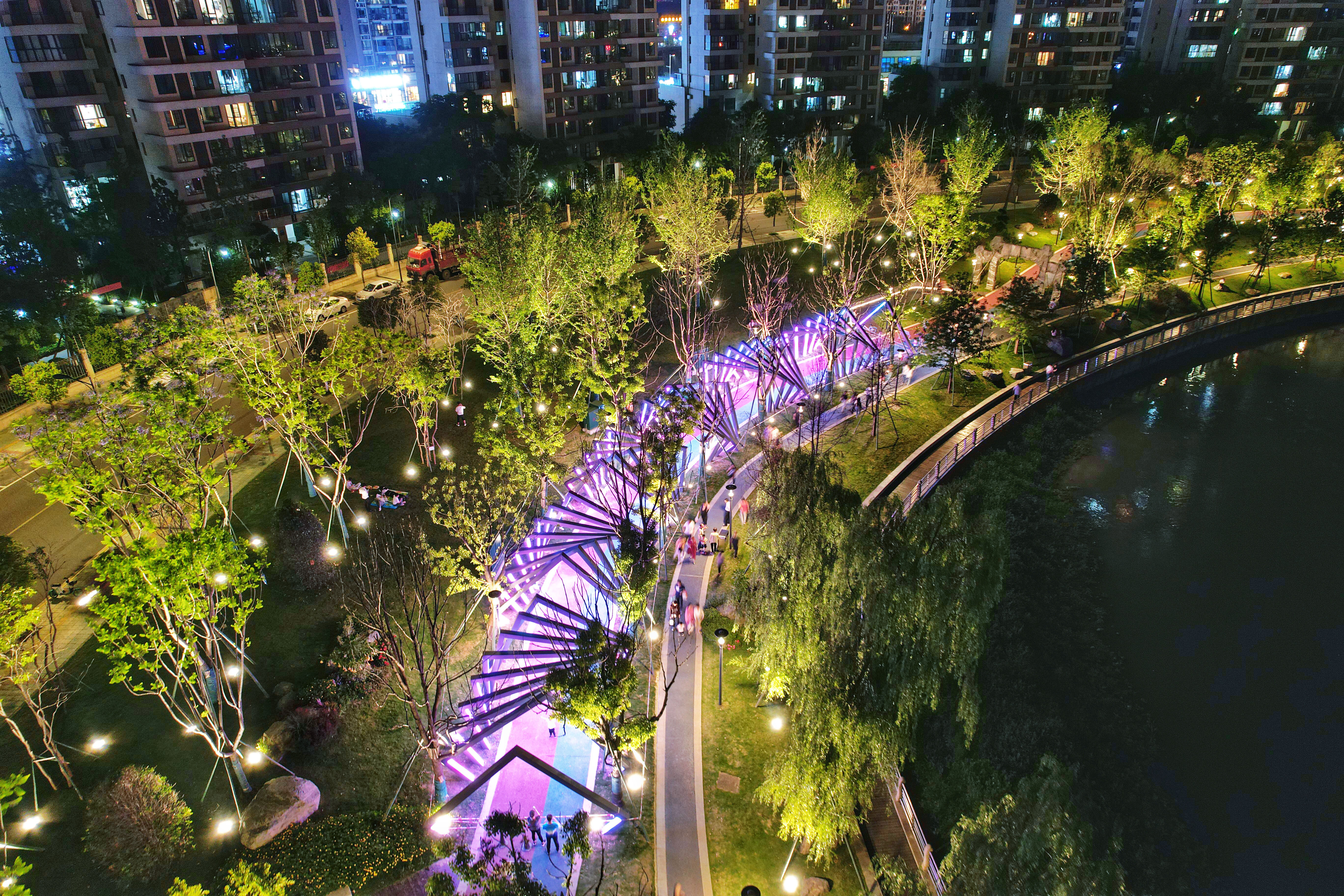 科技感十足的霓虹小道。图据老王。