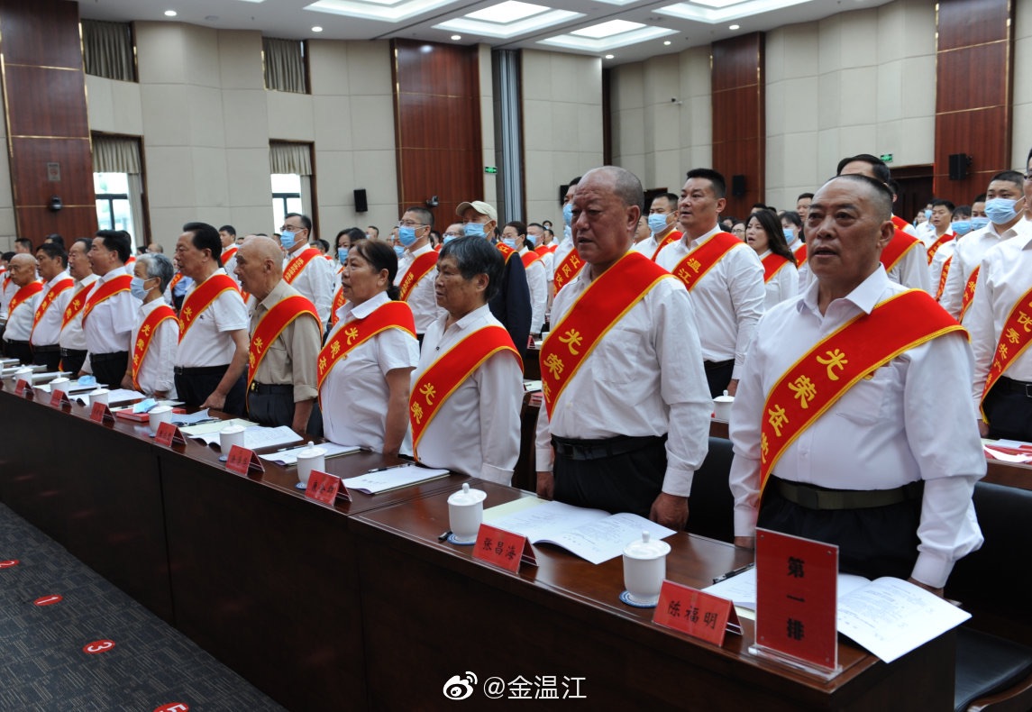 高光时刻！温江老党员代表现场获颁“光荣在党50年”纪念章