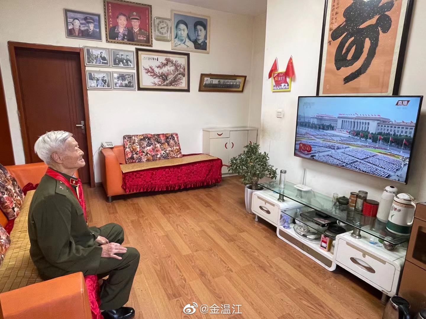 89岁老党员观看建党100周年庆祝大会
