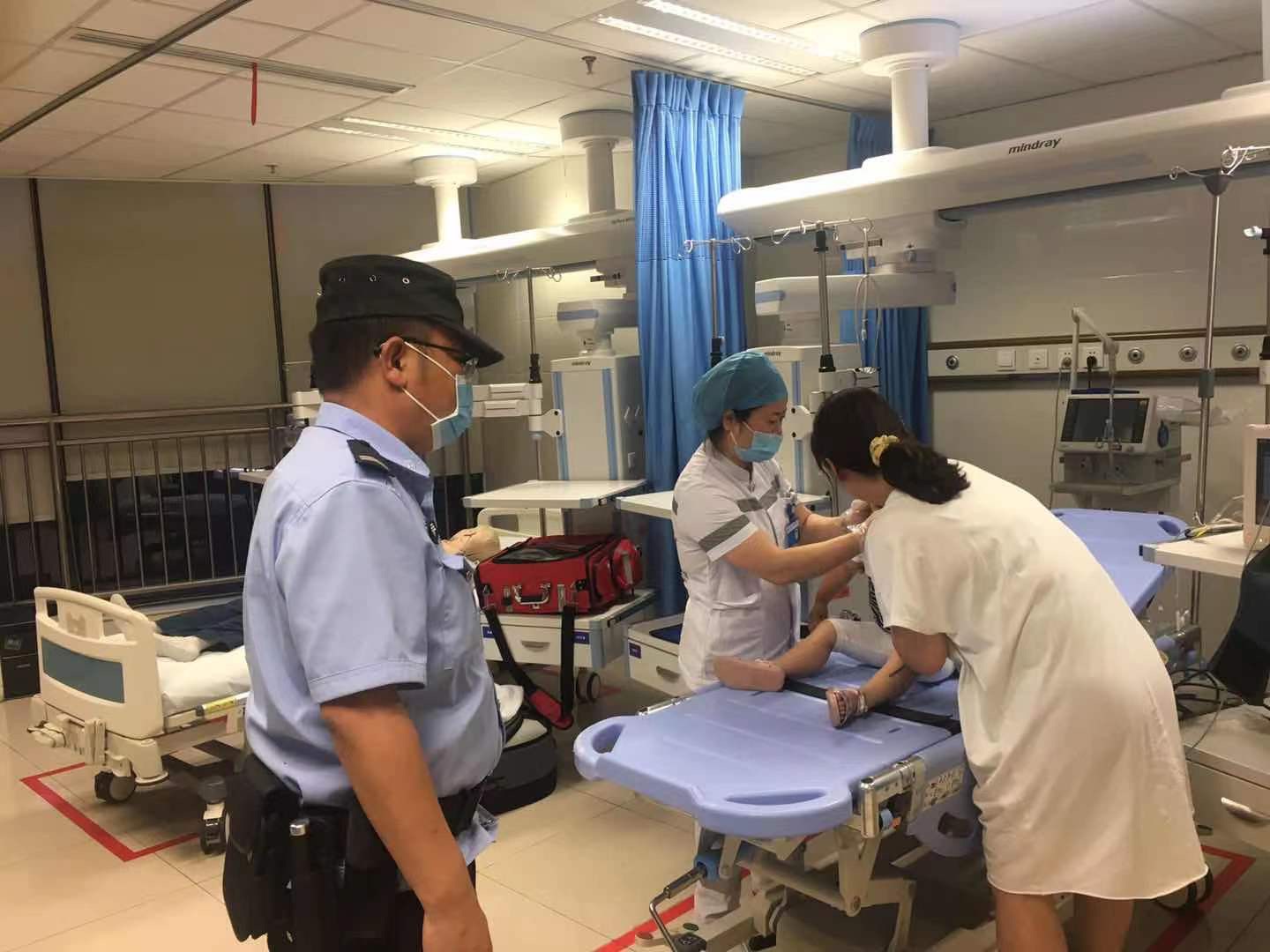 幼儿意外跌伤 温江民警紧急送医
