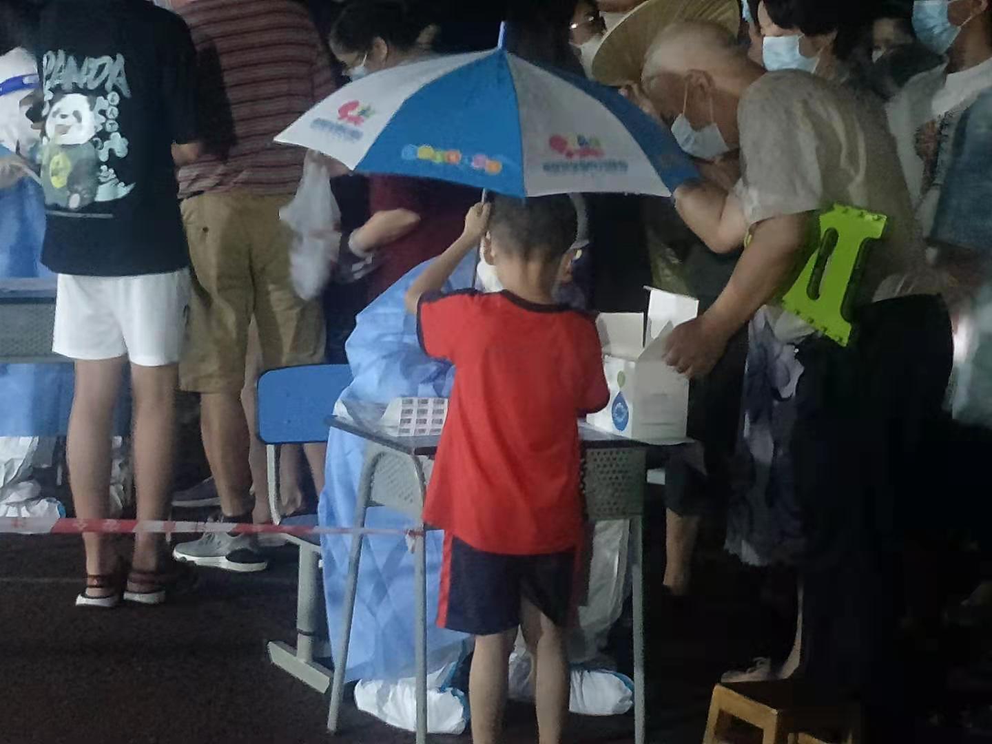 小手举大伞！青羊小朋友为温江医务人员撑伞～
