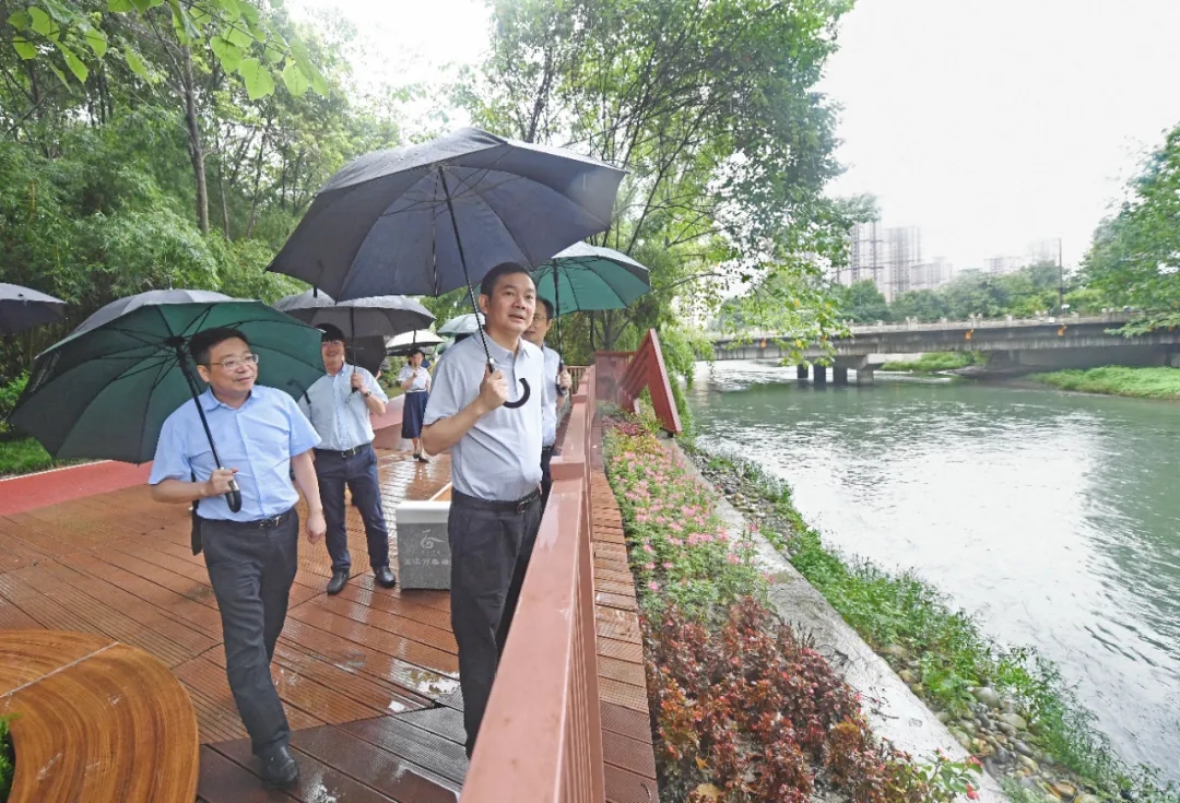 王乾调研江安河（北段）沿线，强调要点状呈现，柔性表达，以江安河为脉串联融合南城北林